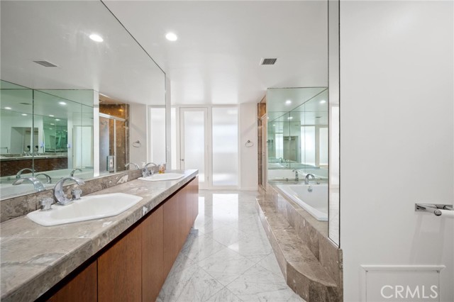 Detail Gallery Image 10 of 35 For 8246 Woodshill Trl, Los Angeles,  CA 90069 - 5 Beds | 5 Baths