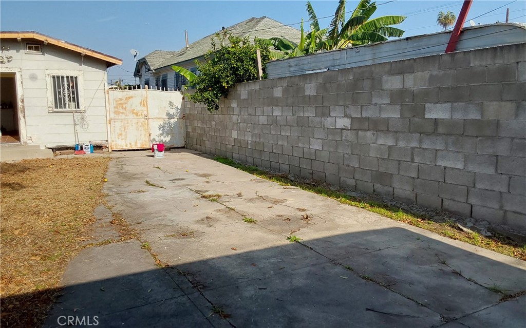 https://media.crmls.org/medias/ce992988-4c13-42d1-9e92-98056a33ca9e.jpg?preset=X-Large