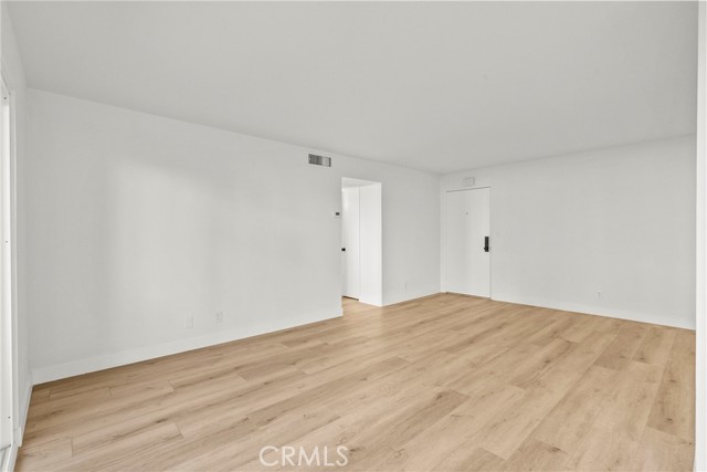 Detail Gallery Image 6 of 30 For 5400 Newcastle, Encino,  CA 91316 - 2 Beds | 2 Baths