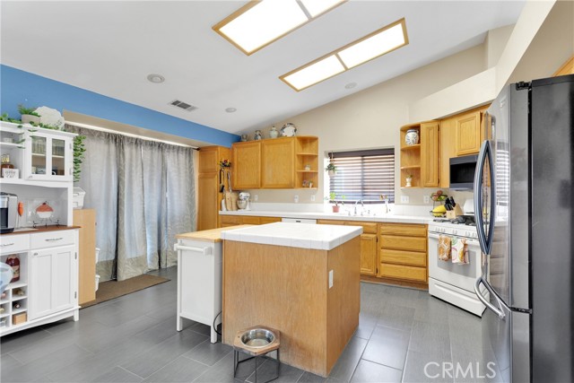Detail Gallery Image 14 of 39 For 12654 Alta Mar Way, Victorville,  CA 92392 - 4 Beds | 2 Baths
