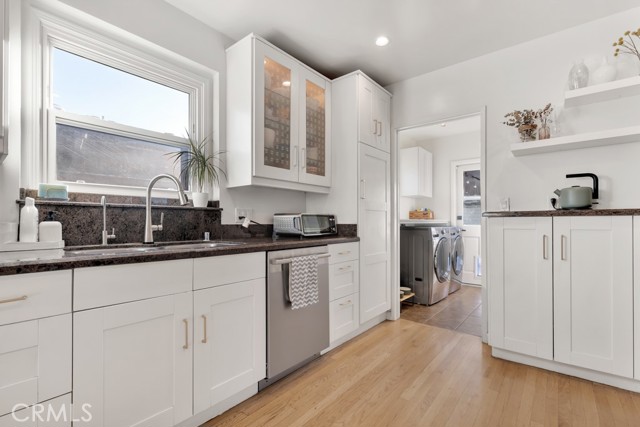 Detail Gallery Image 11 of 52 For 5727 Colbath, Valley Glen,  CA 91401 - 3 Beds | 3 Baths