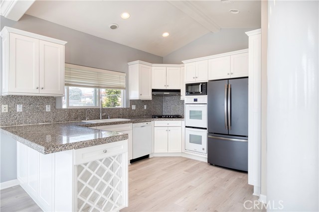 Detail Gallery Image 9 of 57 For 627 N Lucia Ave #B,  Redondo Beach,  CA 90277 - 4 Beds | 3/1 Baths