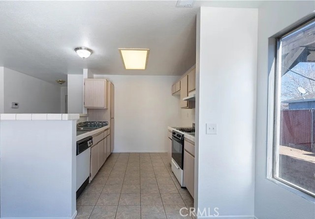 10221 Lawson Avenue, Adelanto CA: https://media.crmls.org/medias/cea1f340-1c3d-4e48-a06a-4c4084e4a90c.jpg