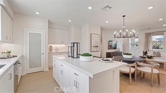 Detail Gallery Image 4 of 28 For 1750 E Park St #19,  Anaheim,  CA 92805 - 3 Beds | 2/1 Baths