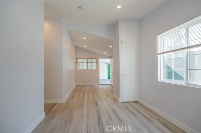 Detail Gallery Image 16 of 22 For 8561 Orion Ave, North Hills,  CA 91343 - 2 Beds | 2 Baths