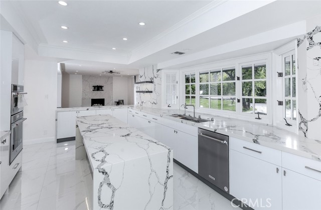 6037 Little Oak Lane, Woodland Hills CA: https://media.crmls.org/medias/cea6cf80-7cd5-4e39-980d-62acafa07b54.jpg