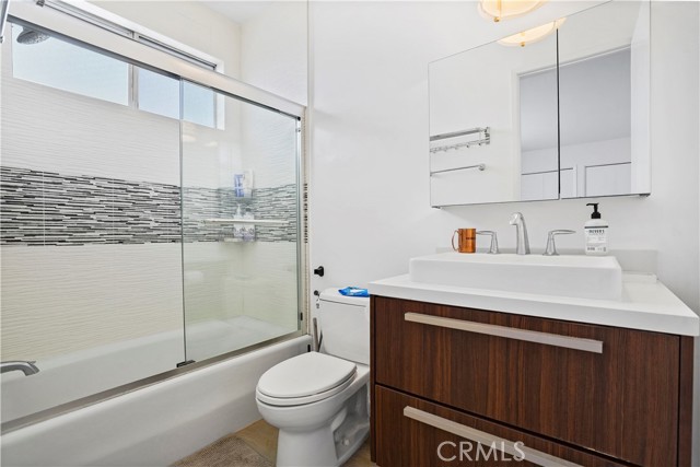 Detail Gallery Image 11 of 19 For 241 S Reeves Dr #302,  Beverly Hills,  CA 90212 - 2 Beds | 2/1 Baths