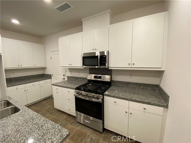 Detail Gallery Image 4 of 17 For 5630 Altamura Way, Fontana,  CA 92336 - 3 Beds | 2/1 Baths