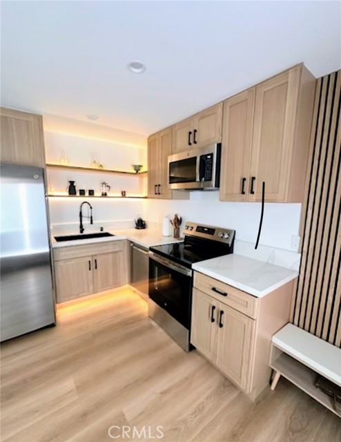 Detail Gallery Image 3 of 16 For 21054 Runnymede St, Canoga Park,  CA 91303 - 1 Beds | 1 Baths