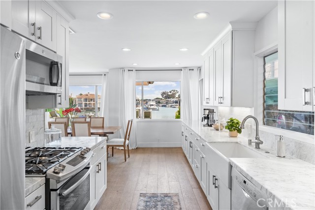 Detail Gallery Image 12 of 36 For 11 Harbor Is, Newport Beach,  CA 92660 - 3 Beds | 2 Baths
