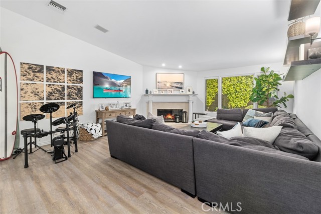 Detail Gallery Image 5 of 41 For 600 Cliff Dr, Newport Beach,  CA 92663 - 5 Beds | 4/1 Baths