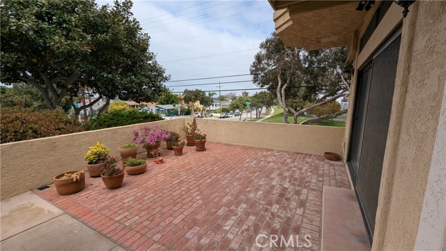 Detail Gallery Image 2 of 22 For 100 S Lucia Ave #1,  Redondo Beach,  CA 90277 - 3 Beds | 3 Baths