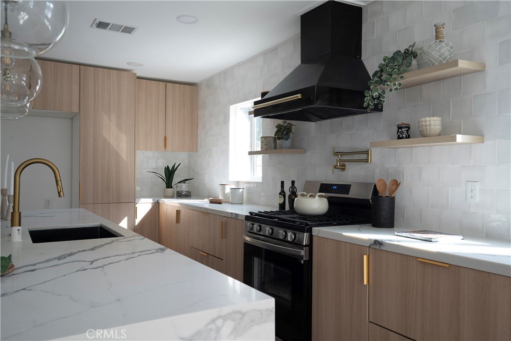 https://media.crmls.org/medias/ceb82ffd-f423-4969-b5a0-34eb55431887.jpg?preset=X-Large
