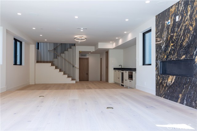 Detail Gallery Image 2 of 56 For 404 16th St, Manhattan Beach,  CA 90266 - 5 Beds | 5/2 Baths