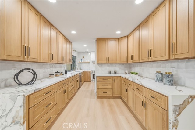 Detail Gallery Image 11 of 59 For 15335 Seine Cir, Irvine,  CA 92604 - 6 Beds | 4 Baths