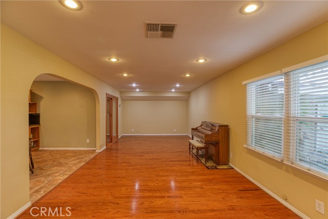 Detail Gallery Image 14 of 40 For 10049 Langdon, –,  CA 91345 - 3 Beds | 3 Baths
