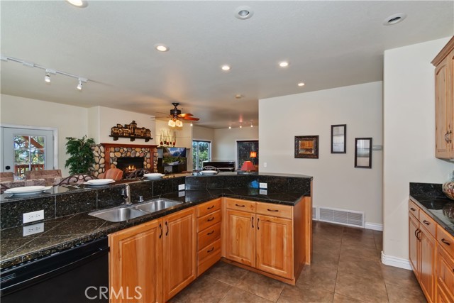 Detail Gallery Image 14 of 45 For 26589 Amador, Lake Arrowhead,  CA 92352 - 4 Beds | 3 Baths