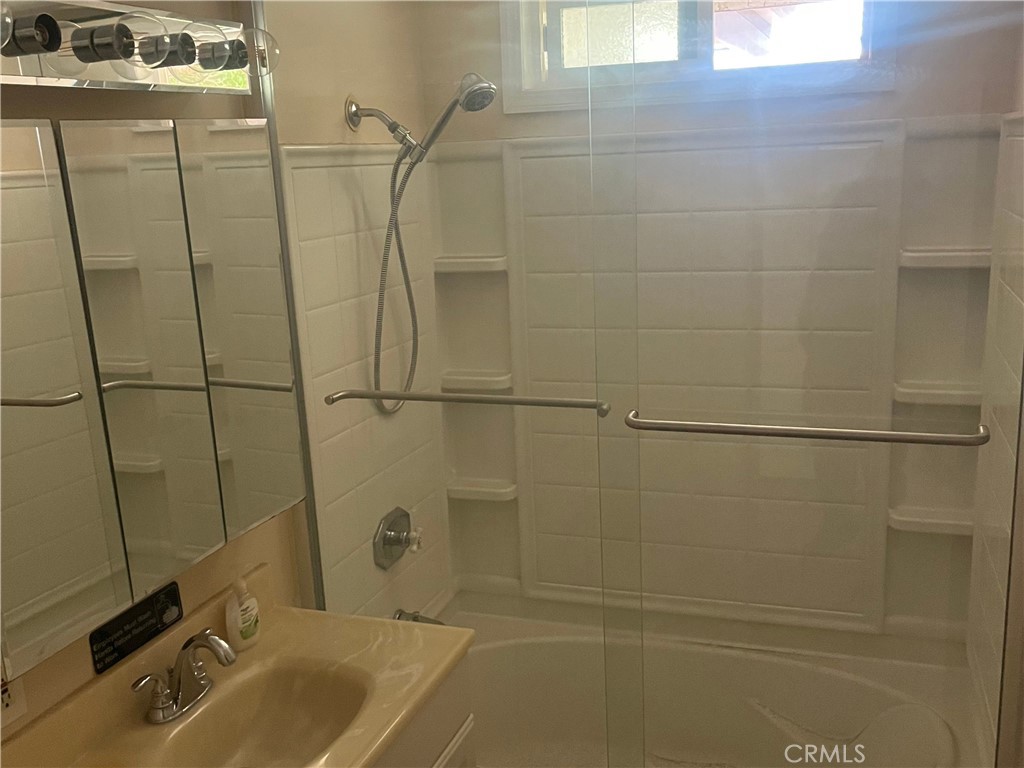 https://media.crmls.org/medias/cecae6c3-4dca-423b-b934-291fade5ba21.jpg?preset=X-Large