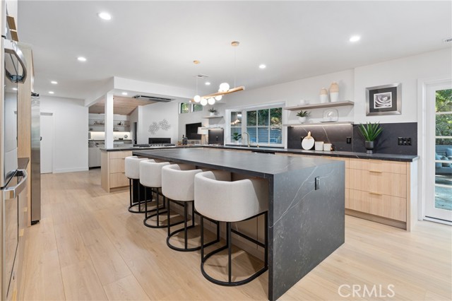 Detail Gallery Image 10 of 35 For 20225 Allentown Dr, Woodland Hills,  CA 91364 - 5 Beds | 4/2 Baths