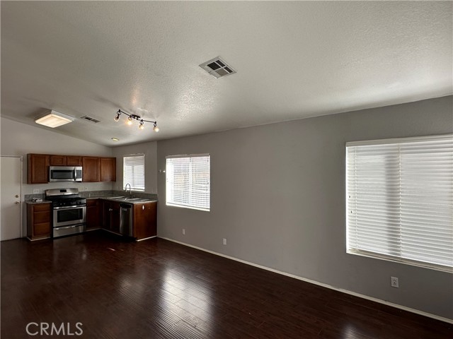 Detail Gallery Image 6 of 25 For 6028 W Avenue J4, Lancaster,  CA 93536 - 4 Beds | 2 Baths