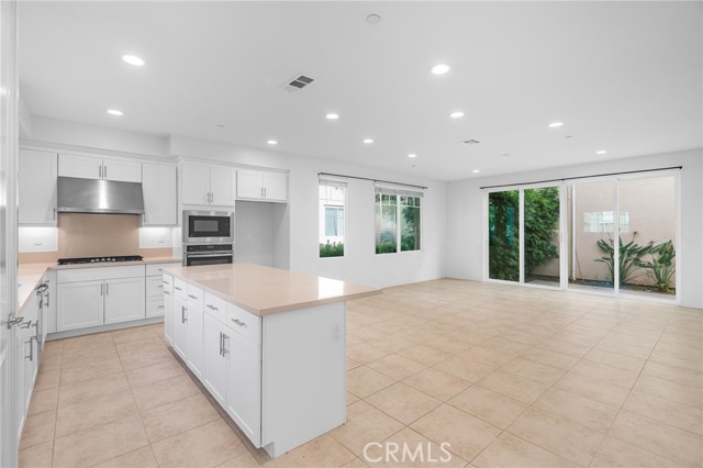 148 Stage, Irvine CA: https://media.crmls.org/medias/cecea0d0-a578-40c6-8aa4-64a12d352e17.jpg