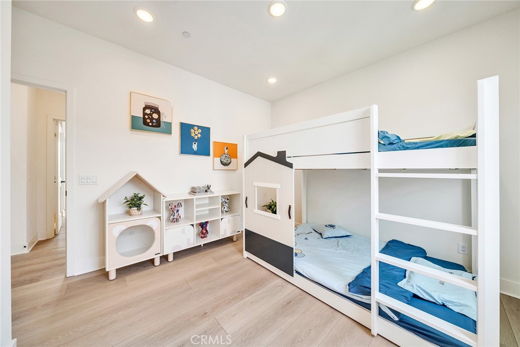 https://media.crmls.org/medias/cecea532-d68f-438d-9ea4-21b86122578a.jpg?preset=X-Large