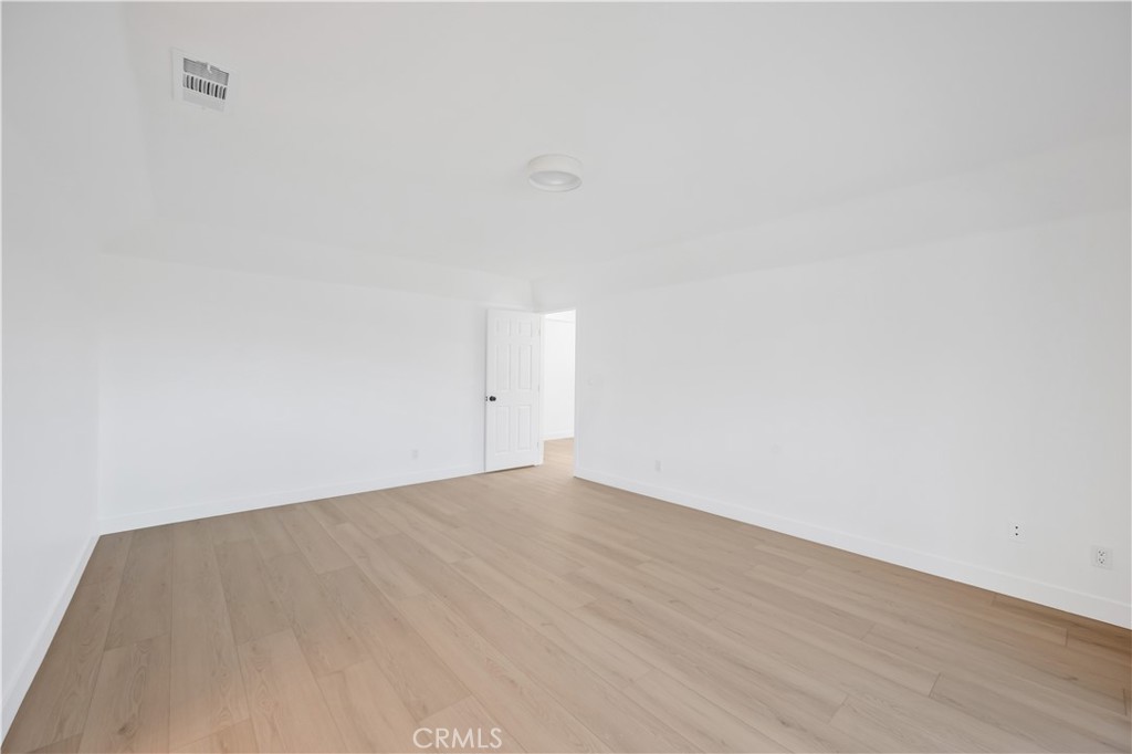 https://media.crmls.org/medias/cecf235e-ef16-46d6-ae8f-3a21f8e18b1d.jpg?preset=X-Large