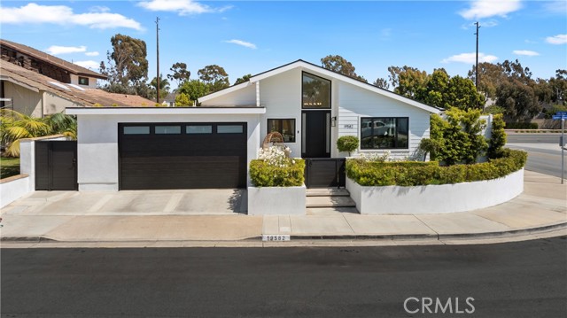 19582 Summer Breeze Lane, Huntington Beach CA: https://media.crmls.org/medias/cecf404a-b89d-41a0-8bc2-70bb125035ba.jpg
