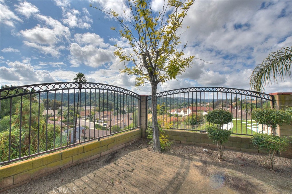 https://media.crmls.org/medias/cecf944e-5675-4967-989d-f6ed51b06e98.jpg?preset=X-Large