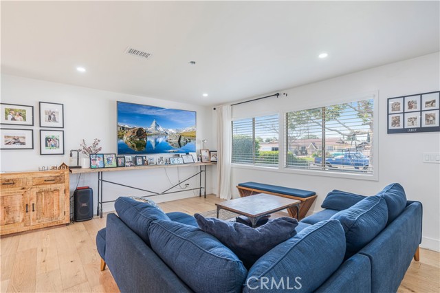 Image 3 of 21 For 492 Graham  