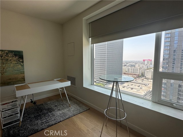 1050 S Grand Avenue, Los Angeles CA: https://media.crmls.org/medias/ced25b81-467e-4c8c-8126-c7005d625207.jpg