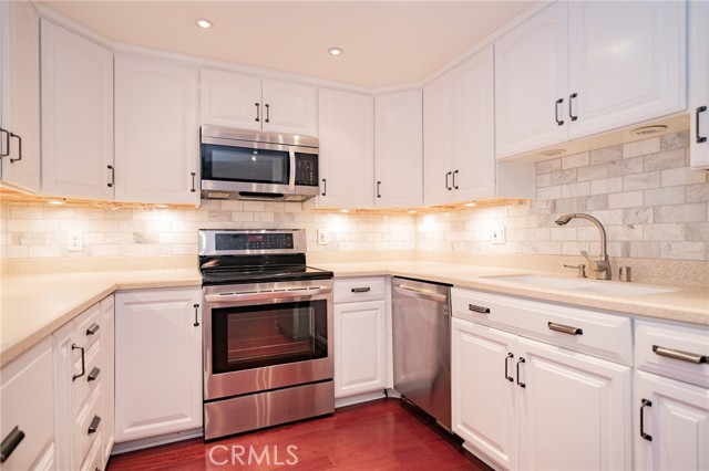 Detail Gallery Image 5 of 16 For 200 Mcneil Ln #104,  Newport Beach,  CA 92663 - 2 Beds | 2 Baths