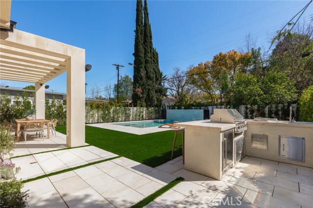 22640 Clarendon Street, Woodland Hills CA: https://media.crmls.org/medias/ced28613-077d-4a71-847c-0f7782a1db9b.jpg