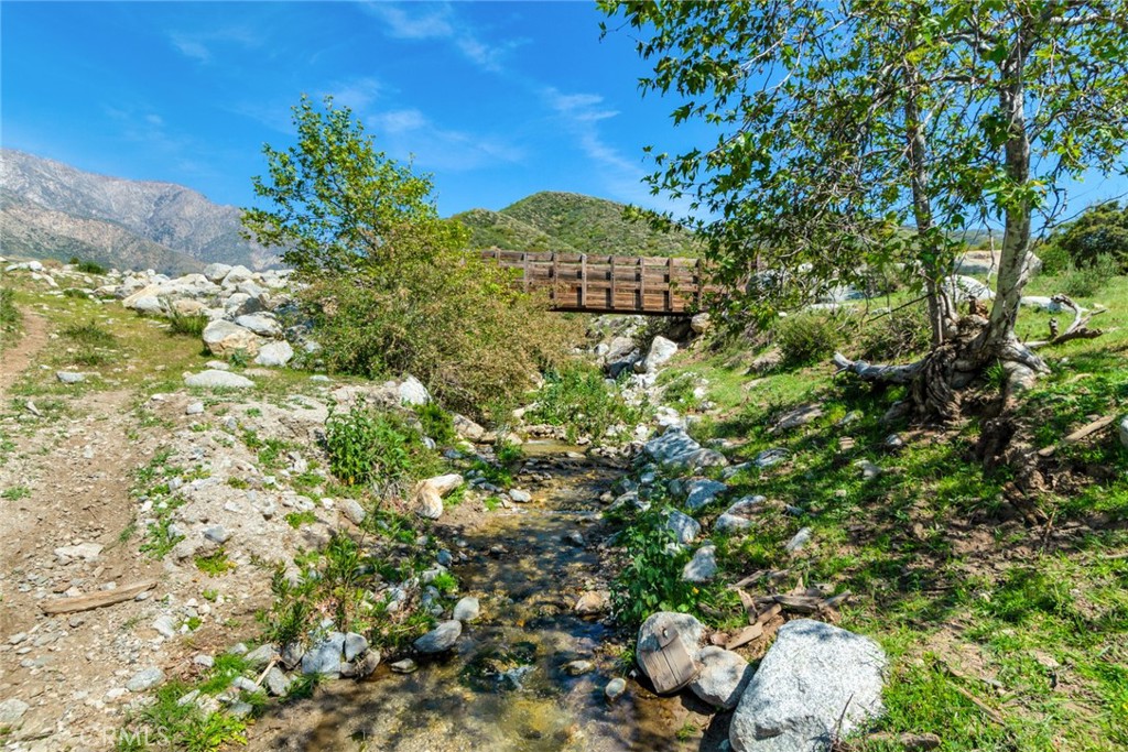 https://media.crmls.org/medias/ced315a3-695d-46e1-85a8-a2afc6e7de19.jpg?preset=X-Large