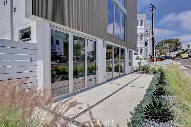 Outdoor patio off ground level beach room

