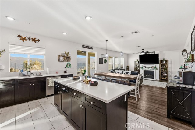 Detail Gallery Image 14 of 42 For 4013 Elderberry, Lake Elsinore,  CA 92530 - 5 Beds | 3 Baths