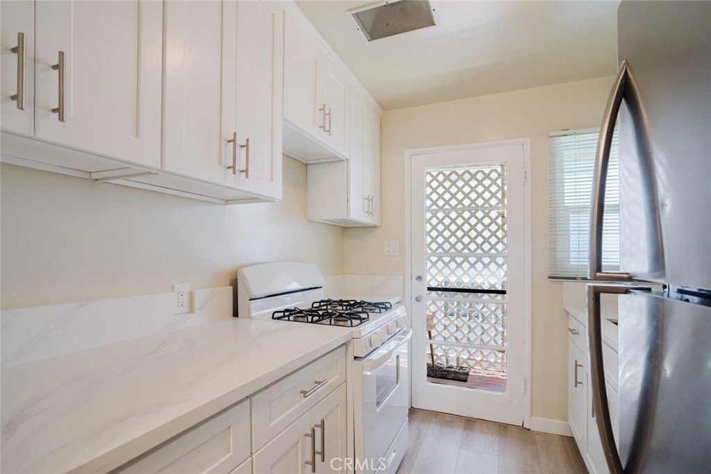 https://media.crmls.org/medias/ceda3e66-2891-484b-b040-1a8d37e42b97.jpg?preset=X-Large