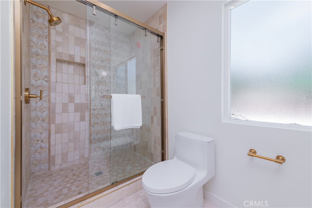 https://media.crmls.org/medias/cedaf32a-aaf2-44c4-b8bb-e4dbcfde53b5.jpg?preset=X-Large