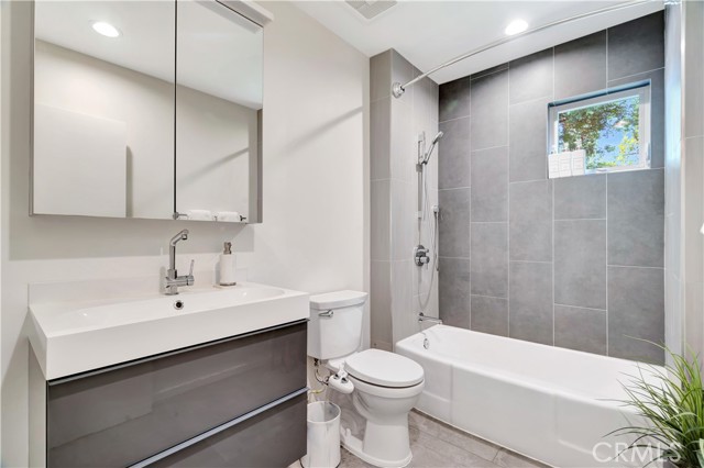 Detail Gallery Image 16 of 42 For 4974 Canoga Ave, Woodland Hills,  CA 91364 - 4 Beds | 4 Baths