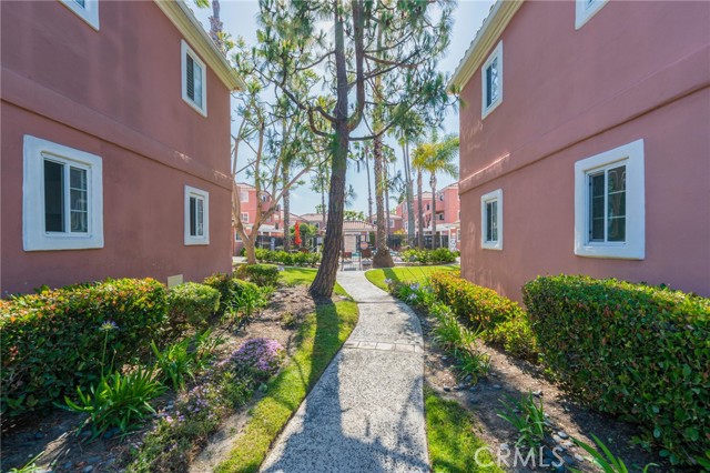 409 Utica Avenue, Huntington Beach CA: https://media.crmls.org/medias/cedda6ea-02b0-4211-9e05-53d99284100b.jpg