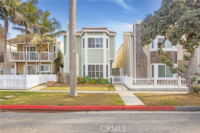 Detail Gallery Image 1 of 33 For 224 17th St, Huntington Beach,  CA 92648 - 4 Beds | 2/1 Baths