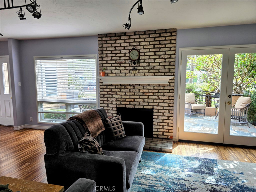 https://media.crmls.org/medias/cedf2bc6-caf4-41f3-be19-6c98e115872e.jpg?preset=X-Large