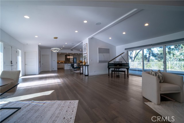 Detail Gallery Image 9 of 33 For 753 Claymont Dr, Los Angeles,  CA 90049 - 3 Beds | 3 Baths