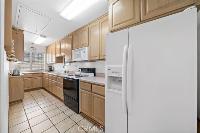 40555 Benji Lane, Hemet CA: https://media.crmls.org/medias/cee2fde9-1818-4596-a78f-07737986fadb.jpg