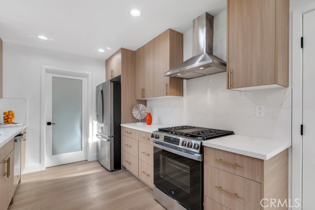 Detail Gallery Image 16 of 41 For 11722 Hayvenhurst, Granada Hills,  CA 91344 - 4 Beds | 3 Baths