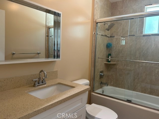 Detail Gallery Image 10 of 33 For 17257 Welby Way, Van Nuys,  CA 91406 - 3 Beds | 3 Baths