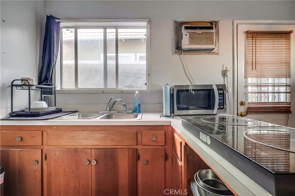 https://media.crmls.org/medias/ceeb5565-6d65-430d-84c2-c34a617109dc.jpg?preset=X-Large