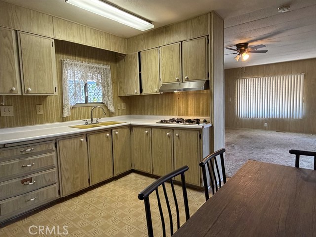 332 N Lyon, Hemet CA: https://media.crmls.org/medias/ceeed79f-09f4-485c-befb-16459f0cc226.jpg