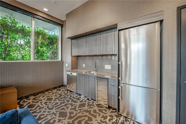 1050 S Grand Avenue, Los Angeles CA: https://media.crmls.org/medias/ceef019d-abf1-43e3-9dca-ebd964d36e9f.jpg