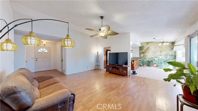 Detail Gallery Image 10 of 71 For 9781 Victor Ave, Hesperia,  CA 92345 - 4 Beds | 2 Baths